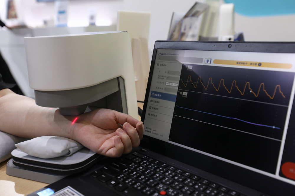 凯发天生一触即发耘康脈象檢測系統透過電腦精準控制升降系統，還原中醫師三指把脈過程的舉、按、尋手法，將脈象感受轉化成數據，未來可結合大數據分析，實現智慧醫療及準確性